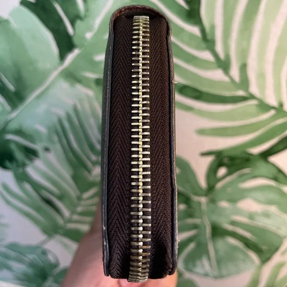 S O L D LV Zippy Wallet - Picture 2 of 9